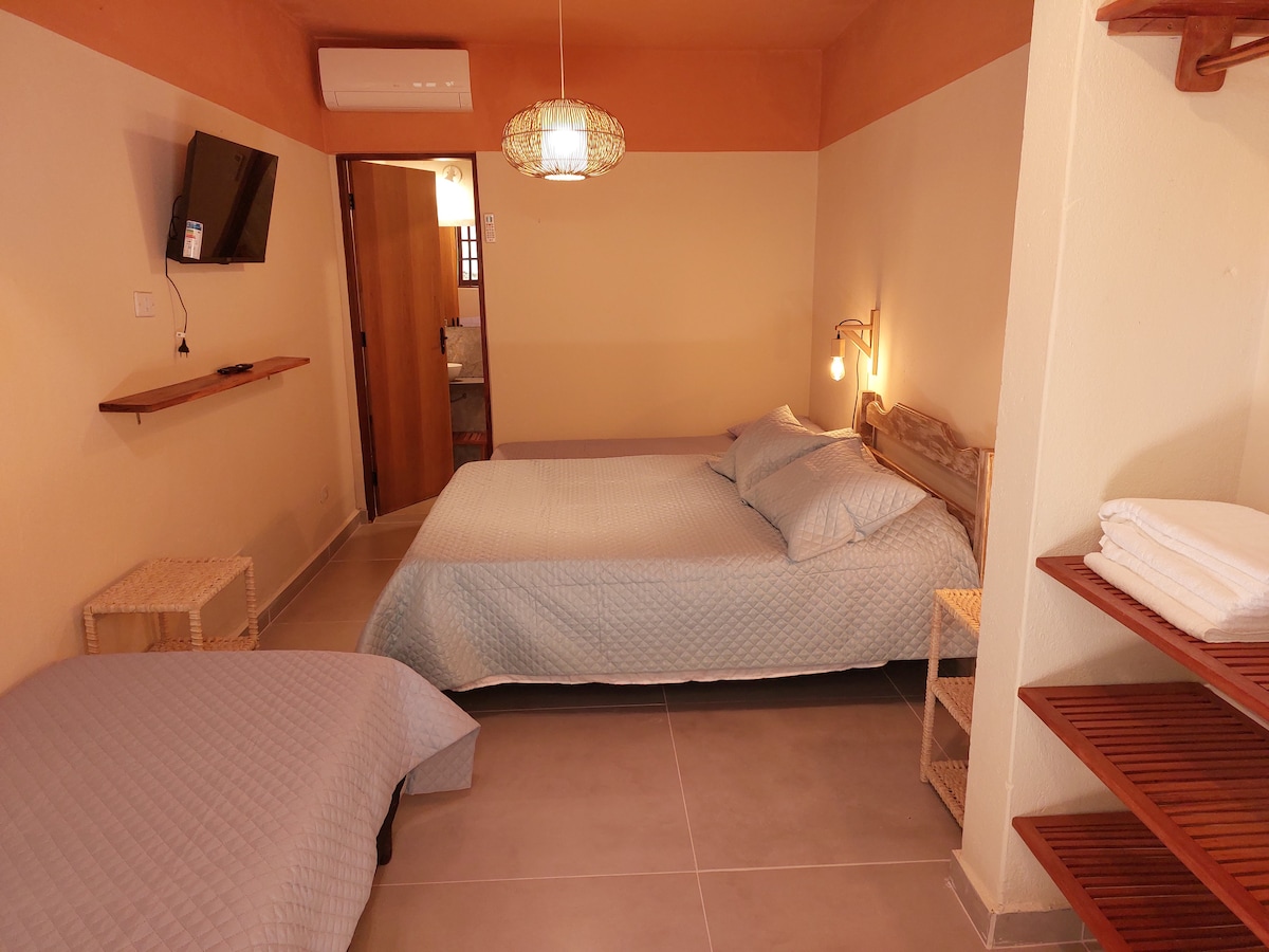 Апартамент 04 - едно двойно легло / 2 единични / климатизирани/ смарт телевизор/вентилатор на тавана 