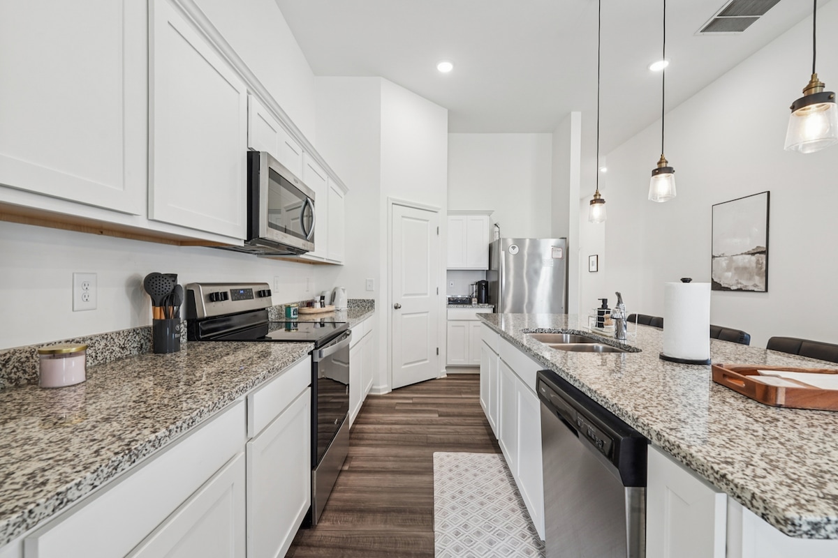 Spacious 4BR/2BA Home | Sleeps 8