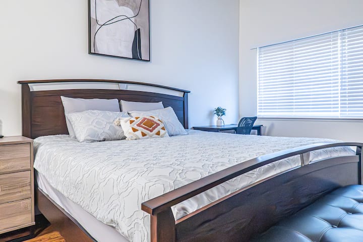 Soba je vrlo prostrana s velikom kupaonicom, tako da možete uživati u udobnosti i privatnosti vlastitog doma.