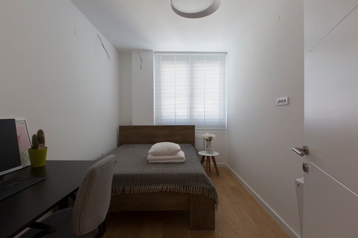 غرفة نوم ثانية/مكتب مع سرير كوين، ومرتبة أناتوميك، ومكتب مع شاشة وHDMI (بدون لوحة مفاتيح)، وكرسي مكتب، ونافذة