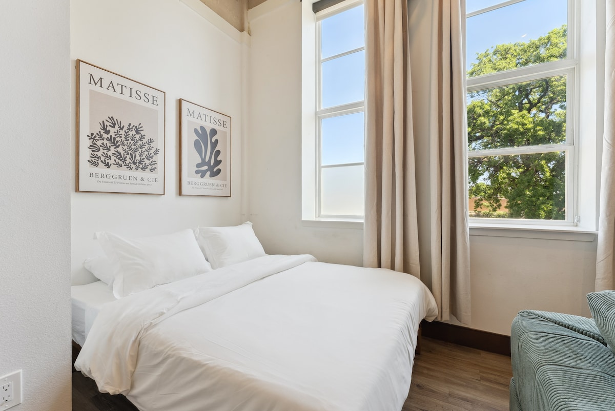 Კუთხის ეს საოცნებო საძინებელი მზის სხივებსა და დროებით მოხსნას მოიცავს - სავსეა რბილი თეთრი თეთრეულით, მატისის ანაბეჭდებითა და ხეების მწვერვალების ხედებით. Მყუდრო, მშვიდი და დასაძინებელი.
