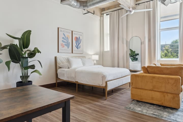 Това светло и прохладно студио предлага сериозен стил с уютно спално бельо, смело изкуство и листни вибрации. Сгушете се, отпуснете се и се насладете на слънцето, което се излива през тези мечтани прозорци.
