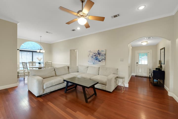 Удобно, светло и создадено за поврзување #LivingRoomVibes