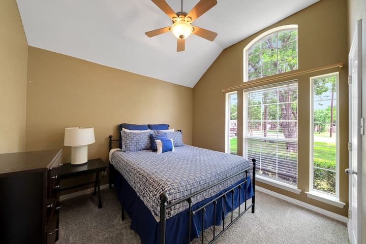 Меки чаршафи, тивки ноќи - вашата совршена спална соба ве чека. #CozyLiving #QueenBed