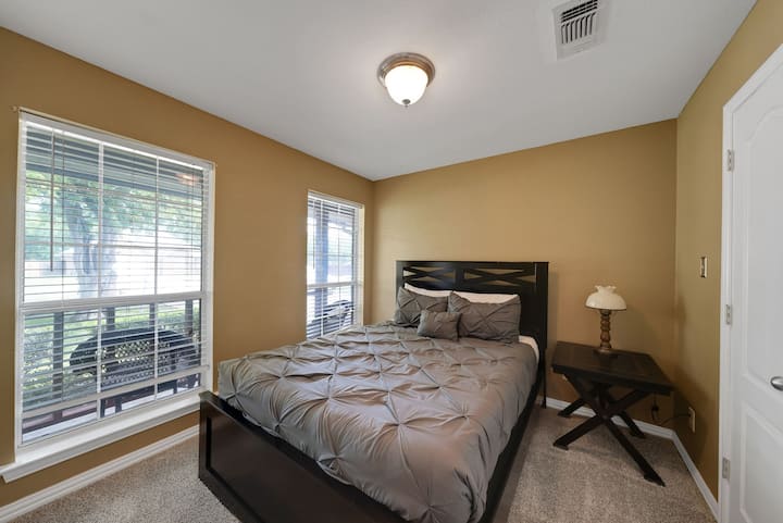 Уживајте во спокојството и опуштањето во овој мирен рај. #HomeVibes #QueenBed