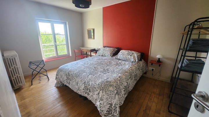 Vista de la habitación, Le C, con su cama de 160 cm, su escritorio, su portaequipajes y su completo espacio de almacenamiento para la ropa. 