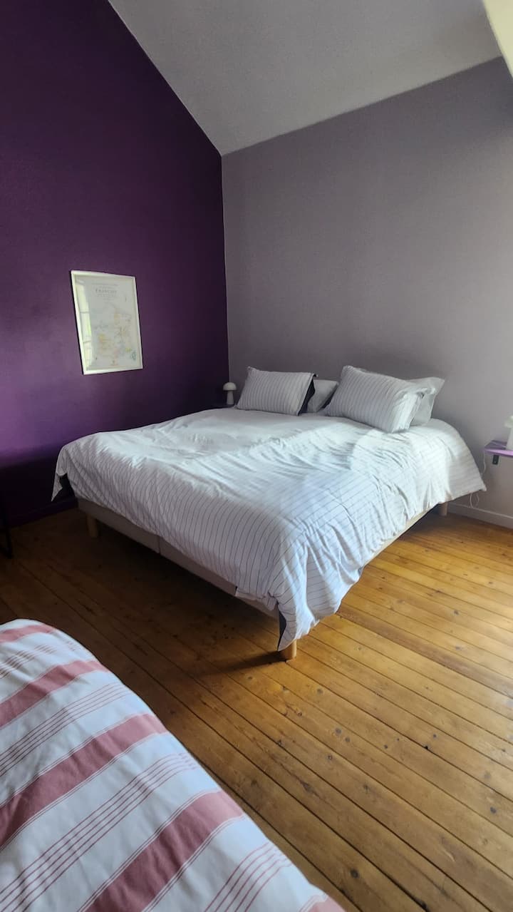 La cama tamaño king de 180 cm de la habitación V 