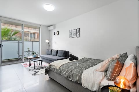 Warm Studio | Balcony | 12 Mins Walk to Train