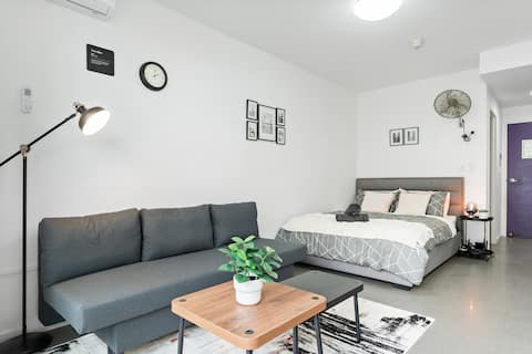 Warm Studio | Balcony | 12 Mins Walk to Train