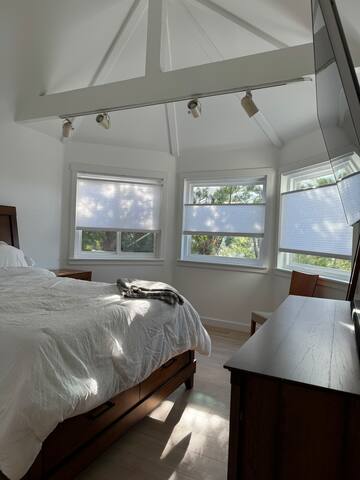 4-bedroom detached condo, 3 mi from Venice Beach!