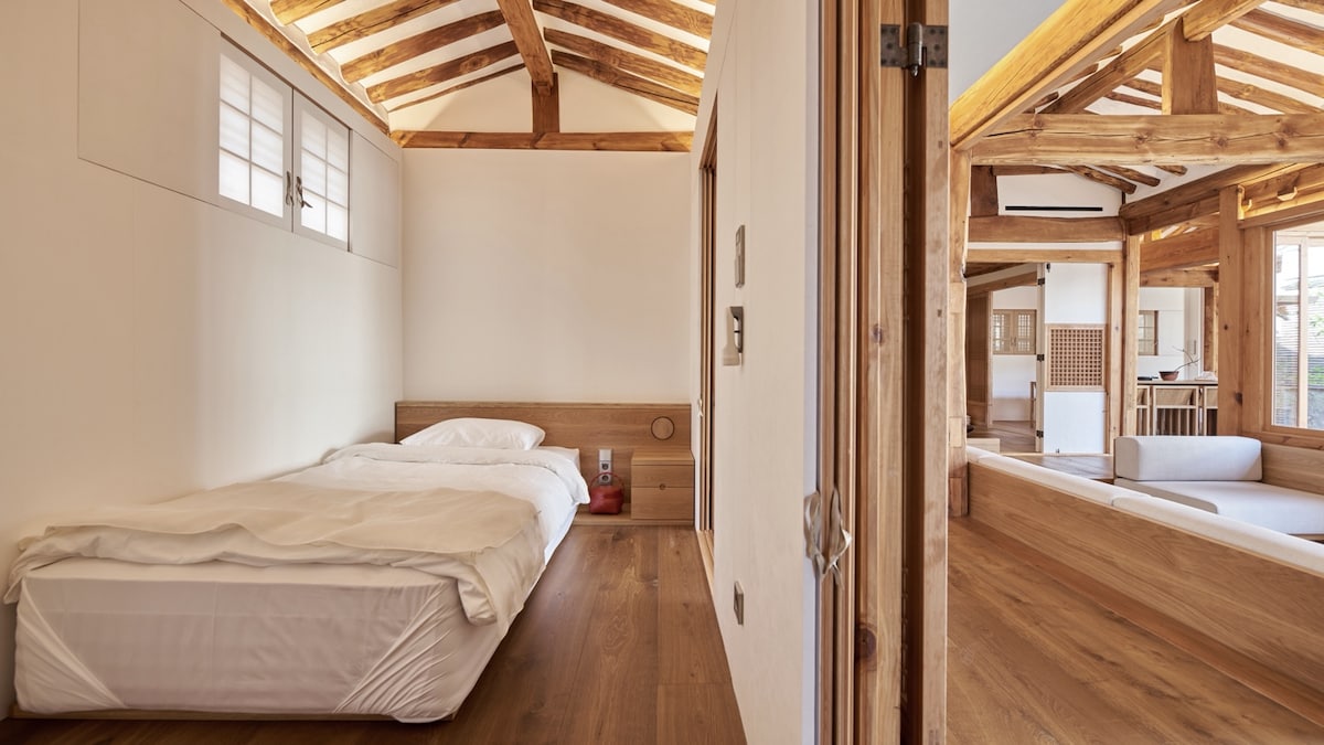 Este es el segundo dormitorio con 1 cama súper individual.
Es un dormitorio en el centro y tiene un armario frente a la cama.
Dentro del armario, puedes encontrar cajas fuertes y perchas, cargadores, adaptadores, artículos de emergencia, plancha pequeña, moscas eléctricas, etc.
Está incluido.