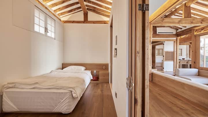 Este es el segundo dormitorio con 1 cama súper individual.
Es un dormitorio en el centro y tiene un armario frente a la cama.
Dentro del armario, puedes encontrar cajas fuertes y perchas, cargadores, adaptadores, artículos de emergencia, plancha pequeña, moscas eléctricas, etc.
Está incluido.