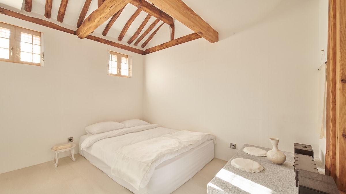 Este es un tercer dormitorio con una cama tamaño queen.
Está conectado al salón de té y es acogedor porque se encuentra en el lado más interior. 