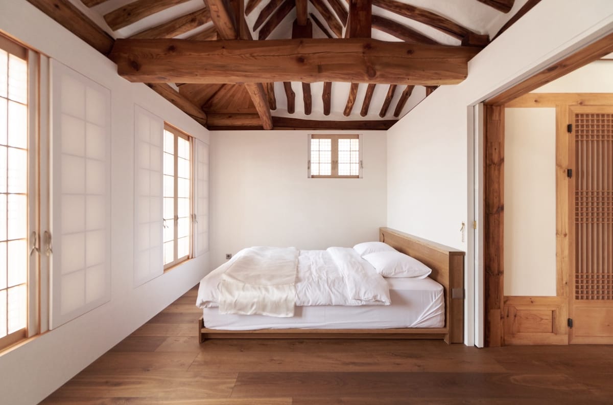 Foto de la habitación principal.
Hay 1 cama tamaño Q y 1 baño está dentro de la habitación.
Cuando abres las ventanas, hay un bonito jardín.
Puedes salir al jardín o sentarte y pasar tiempo a través del toenmaru que corre directamente por la ventana.