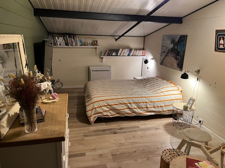 Spavaća soba 18 m2 , bračni krevet, kauč i stol, TV zaslon s Apple TV-om , grijanje s reverzibilnim klima-uređajem 