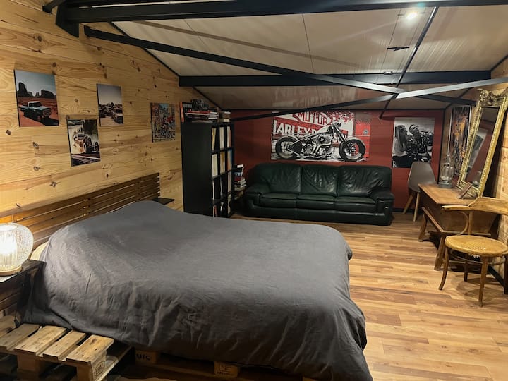 Glavna spavaća soba 30 m2  , radni stol, bračni krevet, kauč, knjižnica , TV zaslon s Apple TV-om , grijanje i reverzibilni klima-uređaj 