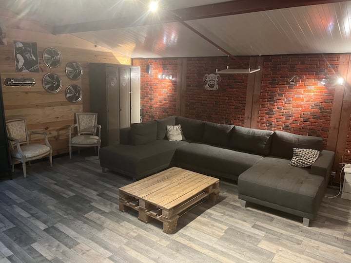 Soba 30 m2 s velikim bračnim krevetom na razvlačenje
Grijanje, uredski radni prostor 
drveni i vintage ukrasi
