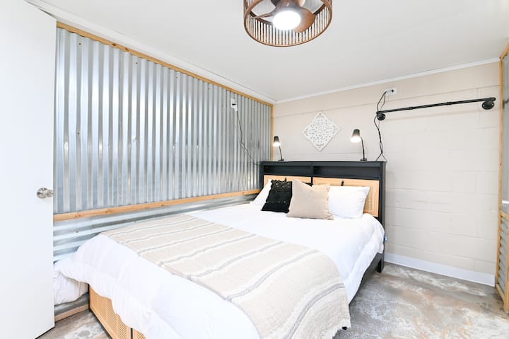 Chumba cha kulala cha Pili kina kitanda cha jukwaa cha ukubwa wa kifalme chenye godoro la povu la jeli la wastani kwa ajili ya usingizi mzuri, wa kupumzika. Chumba hiki pia kinajumuisha choo na sinki ya kujitegemea, kinachotoa urahisi na faragha ya ziada ndani ya sehemu yenye starehe na iliyowekwa vizuri.