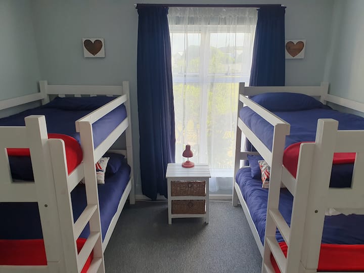 Treća spavaća soba s 2 kreveta na kat za jednu osobu prikladna je za 4 djece, ima puno prostora u ormarićima i pogled na vrt i bazen.