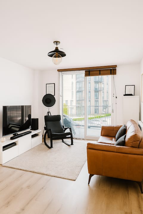 Popular Airbnb listing: Modern city centre 2 bedroom apartment w/ Balcony in Salford