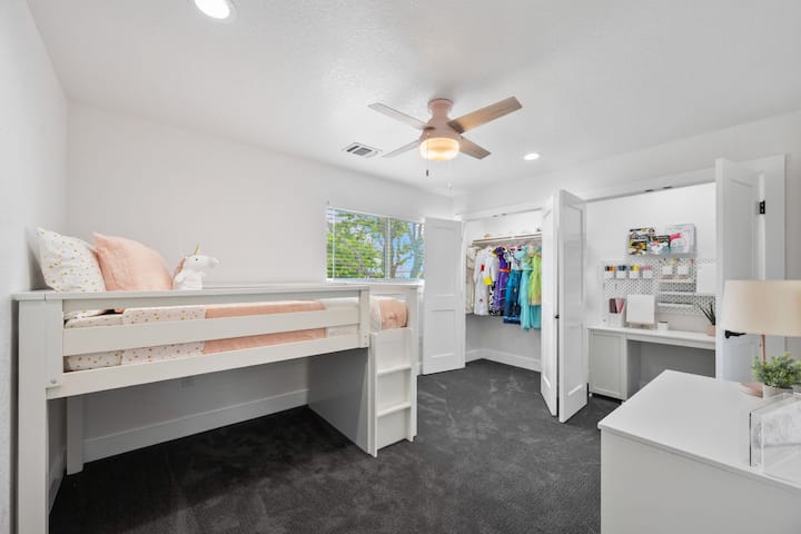 Spavaća soba s punim krevetom i ormarom na katu 