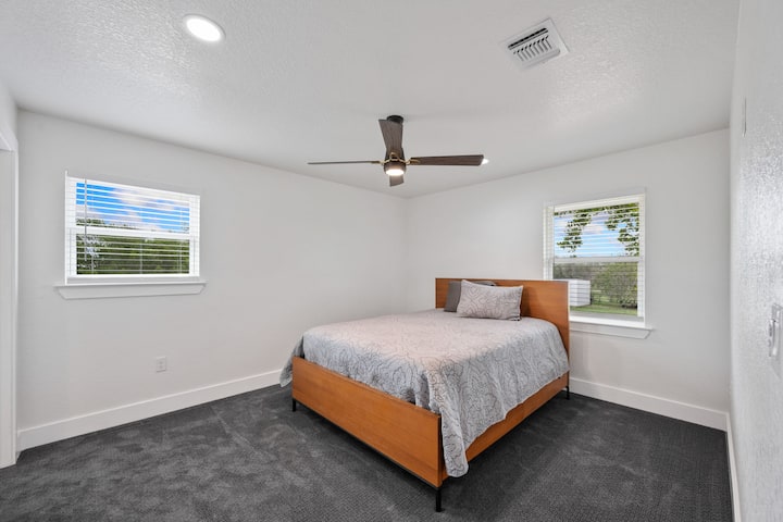 Na katu je bračni krevet i privatni tuš 