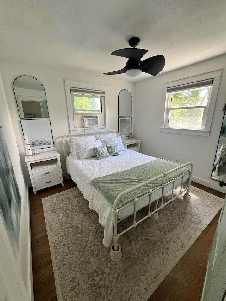 Двойна спалня с изобилна естествена светлина и очарователен крайбрежен декор.