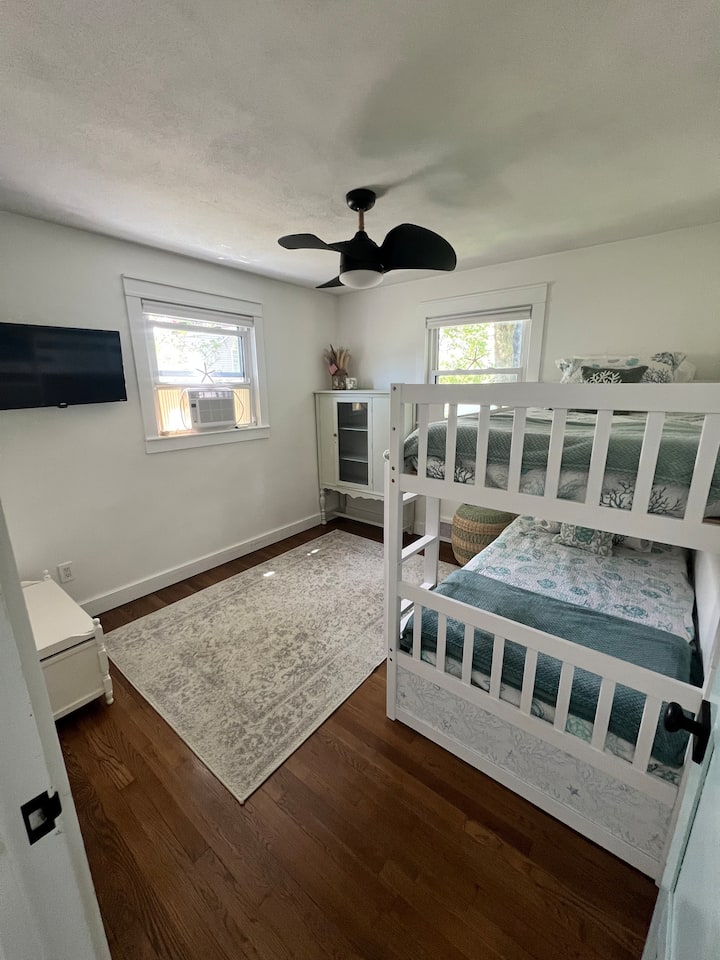 Стаята с двуетажни легла е за трима с изтеглящо се легло, много място за съхранение, смарт телевизор.