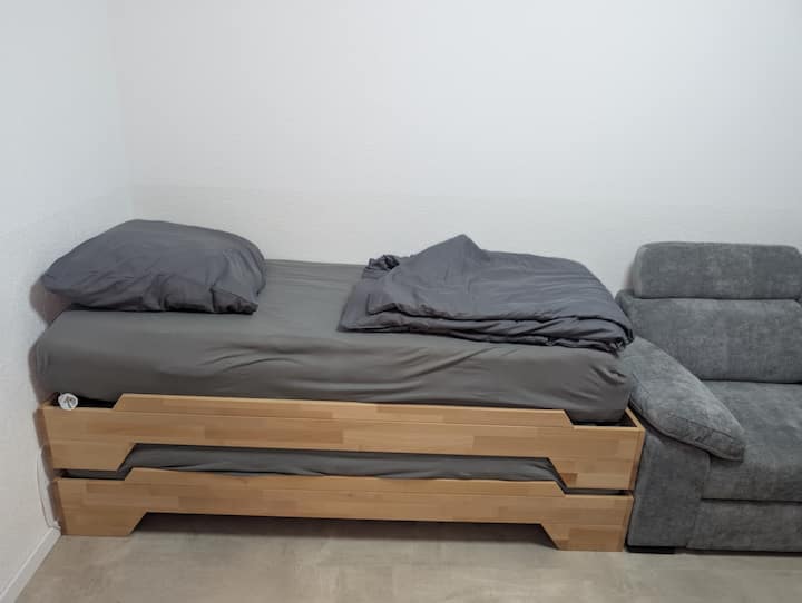 Დასაშლელი საწოლი ორი მატრასით: ერთი რბილი, ერთი მყარი – ინდივიდუალური საძილე კომფორტისთვის. Ორი სტუმრისთვის საწოლები შეიძლება განთავსდეს ერთმანეთის გვერდით და დაუკავშირდეს ორადგილიან საწოლს. Მოქნილი, კომფორტული, პრაქტიკული!