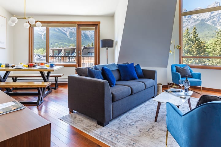 De woonkamer loopt moeiteloos over in de eethoek voor eenvoudig, ontspannen wonen.