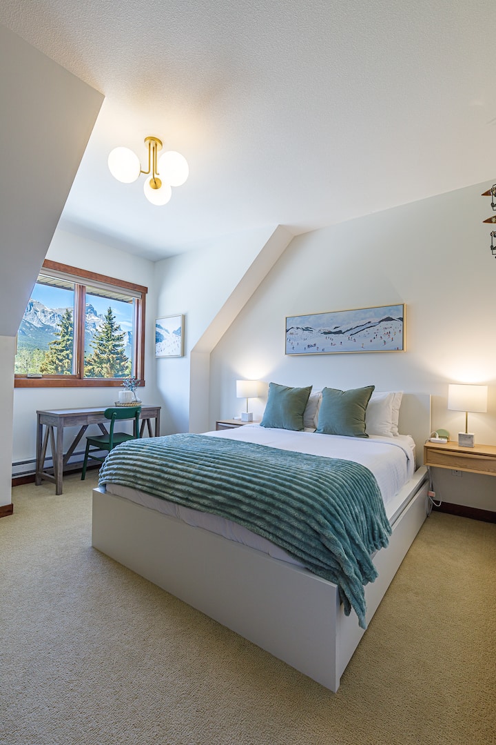 Deze slaapkamer is net zo mooi als de mastersuite en biedt hetzelfde niveau van comfort en stijl.