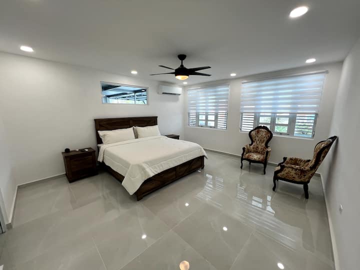 Glavna spavaća soba
Veliki bračni krevet + madrac na rasklapanje Lazyzizi