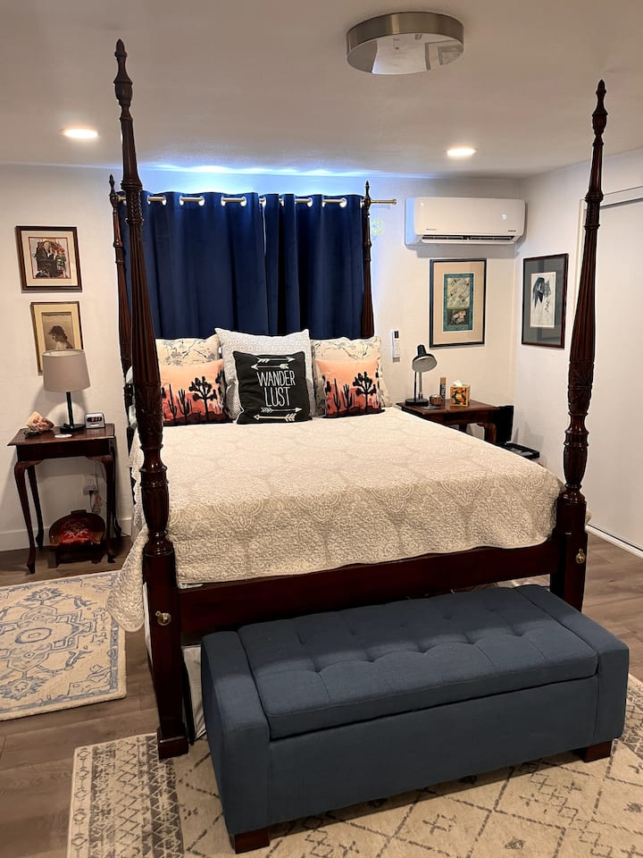 Ropa de cama de lujo, cortinas que oscurecen la habitación, aire acondicionado mini split dedicado, puerta corrediza tipo granero para la privacidad.