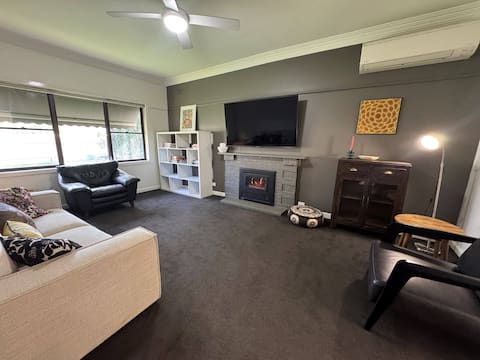 Top Airbnb: Enjoyable, Inviting, Convenient Getaway in Bendigo in City Of Greater Bendigo