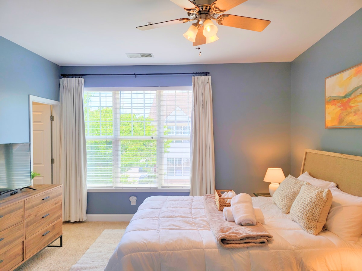 V tejto pokojnej spálni s útulnou posteľou a vyhradeným stolom na prácu alebo písanie denníka sa budete spať pokojne. Je ideálna na oddych alebo udržanie produktivity.