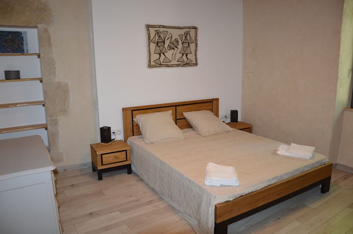 Соба со поглед кон парк на дрво.