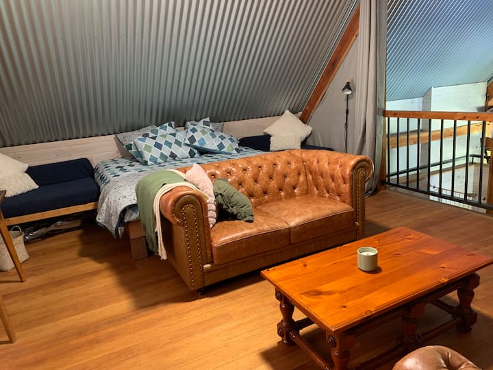 Eneo la roshani linaweza kufikiriwa ili kukidhi mahitaji ya wageni.  Hii inaonyesha kitanda cha kifalme kilichowekwa kwenye sehemu hiyo.  Inaweza pia kufikiriwa ikiwa na vitanda 4 vya mtu mmoja.  Huu ni ubadilishaji rahisi kwa hivyo hakuna shida hata kidogo kwa wageni kuripoti mpangilio wao wa kulala unaopendelea.