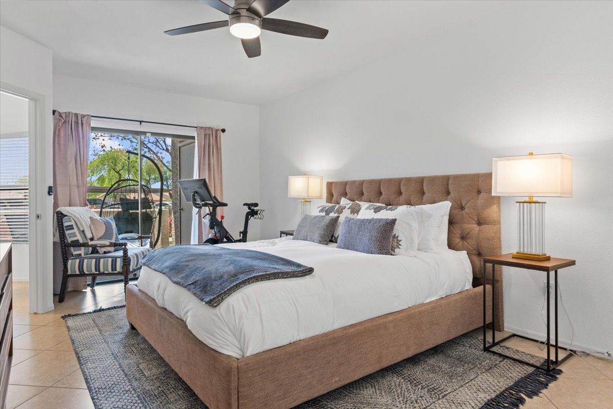 חדר שינה ראשי פרטי נוח ומואר עם Wi-Fi, Peloton, חדר ארונות ומקלחת מעודכנת