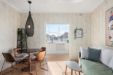 Coogee Stylish 2-Bed Beach Pad