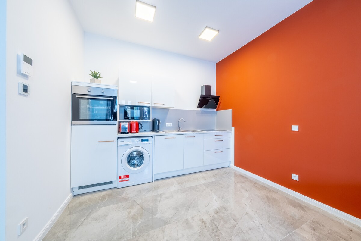 Popular Airbnb listing: Pine Living 2 Bedroom in Alt Moosach