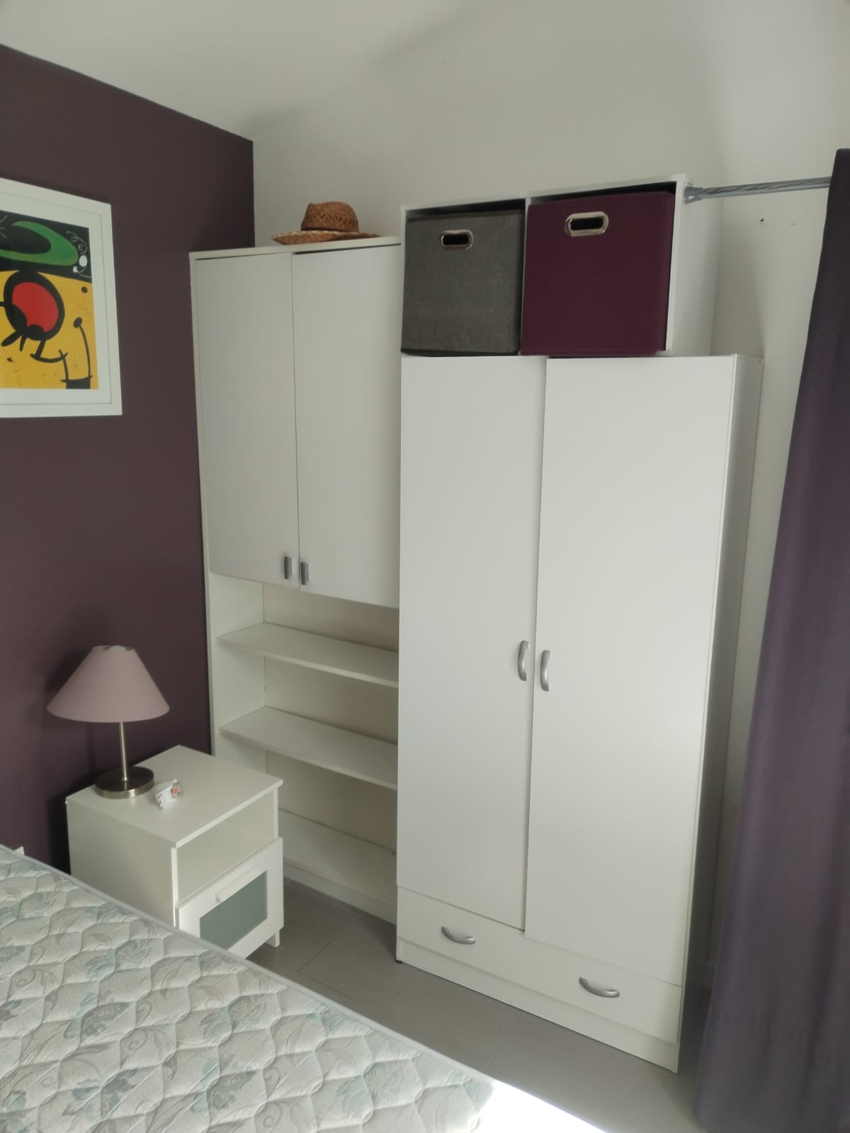 Spavaća soba s mnogo prostora za odlaganje, ormarom, ormarom, radnim stolom i prozorom s pogledom na vrt