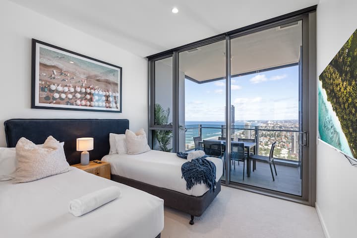 舒适的卧室，配有两张舒适的单人床，非常适合休息。