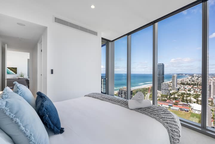 主卧配备豪华加大双人床，从枕头上醒来，即可欣赏壮丽的海景。