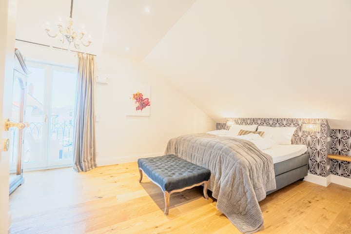 舒适的双人床，配备一流的床垫，保证您睡得香甜。