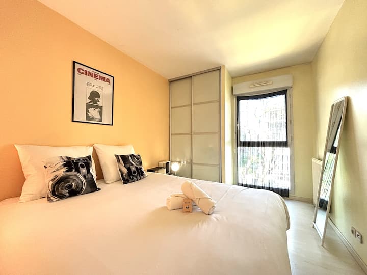 Jitumbukize katika usingizi wa kina, wa kurejesha kwenye kitanda cha malkia, ukitoa starehe ya kipekee kwa usiku wa kuburudisha.