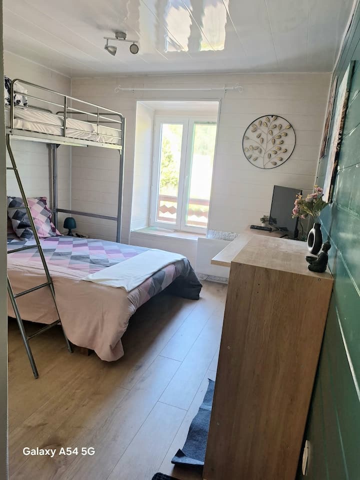 Chambre Familiale 3 Pers - Petit Déjeuner Inclus - Murol