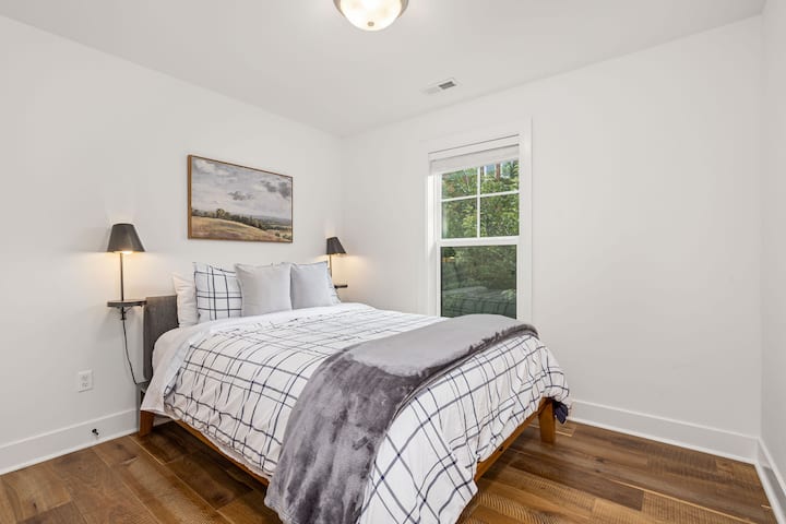 Chambre n° 3 avec lit Queen Size, placard et stores.