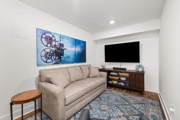Le salon au niveau de la terrasse dispose d'une télévision parfaite pour les films, d'un fauteuil inclinable en cuir et d'un canapé-lit queen size.