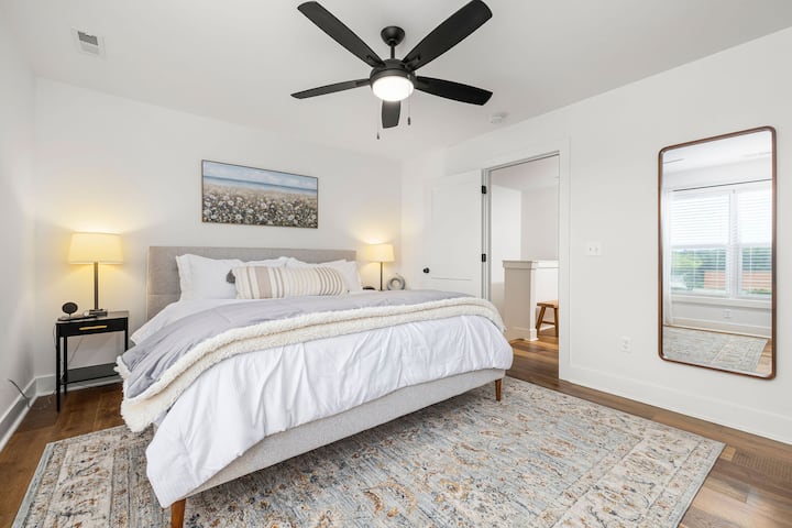 La chambre principale dispose d'une vue sur la ville, d'un lit King Size, d'une commode, d'une télévision, d'un dressing et d'une salle de bain principale attenante.
