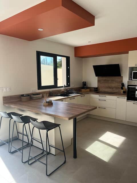 Spacious and family-friendly stone house 7' from the beaches